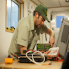 Ryan Harris répare le processeur de l’émetteur-récepteur du Klein 3000