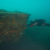 Un plongeur à l’étrave du HMS Investigator