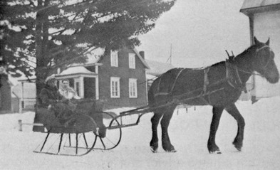 [ Tra�neau, Sc�ne d'hiver du village de Fortierville, date inconnue., Inconnu, Album-souvenir 100e anniversaire de la paroisse Sainte-Philom�ne de Fortierville, 1882-1982  ]