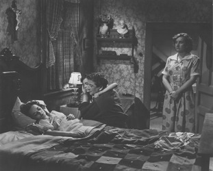[ Mort de Delphine, Image tir�e du film �La petite Aurore l'enfant martyre�, Alliance cin�matographique canadienne/France-Film, Cin�math�que qu�b�coise  ]