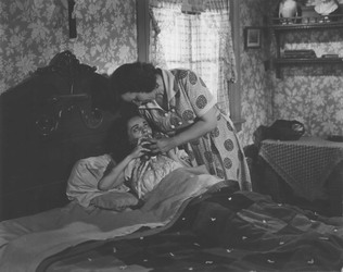 [ Marie-Louise fait boire Delphine, Image tir�e du film �La petite Aurore l'enfant martyre�. Marie-Louise force Delphine � avaler un dose trop forte de m�dicaments. , Alliance cin�matographique canadienne/France-Film, Cin�math�que qu�b�coise  ]