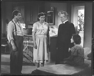 [ Visite du cur�, Image tir� du film �La petite Aurore l'enfant martyre�. Le cur� visite la famille Andois pour v�rifier l'�tat d'Aurore, suite � la d�nonciation de Catherine, la voisine., Alliance cin�matographique canadienne/France-Film, Cin�math�que qu�b�coise  ]