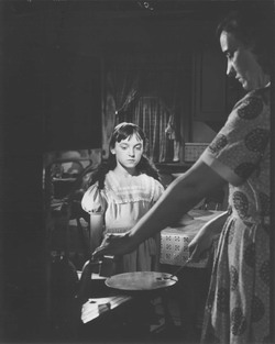 [ Marie-Louise jette les pilules, Marie-Louise jette dans le po�le, les pilules de Delphine (� prendre pour �viter une crise cardiaque). , Alliance cin�matographique canadienne/France-Film, Cin�math�que qu�b�coise  ]
