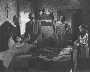 [ Docteur au chevet de Delphine, Le docteur examine Delphine, Aurore est au pied du lit et Marie-Louise vient d'entrer dans la chambre., Alliance cin�matographique canadienne/France-Film, Cin�math�que qu�b�coise  ]