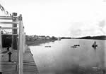 Gagetown (vu du pont dun bateau vapeur). On voit des quais et des btiments le long du rivage.