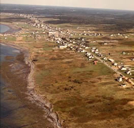 [ Vue a�rienne de la baie Sainte-Marie avec Meteghan � l'avant plan s'en allant jusqu'� Meteghan-le-Centre (Nouvelle-�cosse, Canada) ]