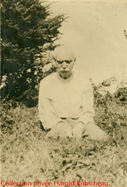 [ J�r�me dans un pr�, c1910 ]