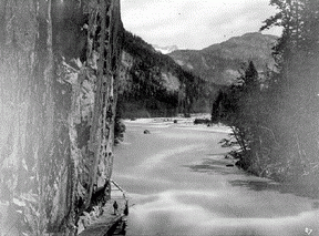 [ Le chemin Waddington � l&rsquo;extr�mit� nord du canyon Waddington sur la rivi�re Homathco, Charles Horetzky, BCA A-04140 ]