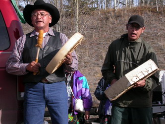 [ Chanson de guerre Tsilhqot�in, Chanson de guerre Tsilhqot�in chant�e pendant le Lhatassain (Klatsassin) Memorial Day (jour du souvernir pour Klatsassin) le 26 octobre 2003 � Fish Trap., Liam Haggerty, Copyright Great Unsolved Canadian Mysteries Project  ]
