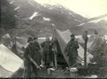 Campement de missionnaires presbytriens, Young et Dr McEwan, sur la piste Chilkoot