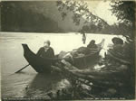 Indiens transportant des marchandises en canot sur la rivire Dyea