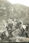 Prospecteurs et porteurs indiens prs de la maison de pierre, piste Chilkoot 
