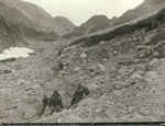 Prospecteurs et porteur autochtone prs de la station de pese ( the Scales ) regardant au nord vers le sommet du col Chilkoot