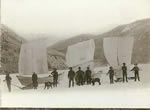 Prospecteurs traversant le lac Laberge avec des traneaux et des bateaux dots de voiles 