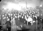 Hommes et femmes ftant la veille de Nol au Pioneer Hall, Dawson