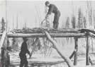 Sciage de billes pour en faire des planches qui serviront  construire un bateau, lac Bennett