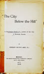  The City Below the Hill , (page couverture) [La ville en bas de la colline] 
