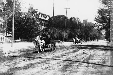 [ La rue Sherbrooke, coin Redpath, Montral, QC, vers 1900 ]