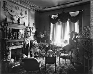 [ Le petit salon de Mme David Morrice, Montral, QC, 1899 ]