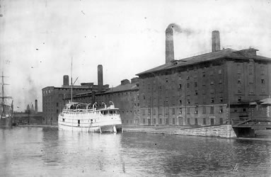 [ Canada Sugar Refinery, exterior view of new wharf from canal ]