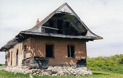 [ Une maison communautaire servant aussi de lieu de pri�re pr�s de Kamsack, Saskatchewan, est un rappel de la tragique d�t�rioration du travail h�ro�que de colonisation accompli par les Doukhobors., Larry Hannant,   ]