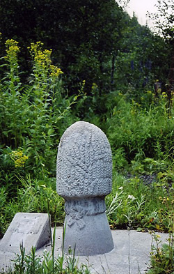 [ Une gerbe de bl sculpte dans la pierre marque le site de la mort de Peter Verigin prs de Farron, Larry Hannant,   ]