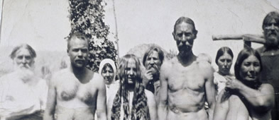 [ Des nudistes accueillent un visiteur au village de Gods Valley prs de Grand Forks, 1918, Unknown, UBC Special Collections 16-1 ]