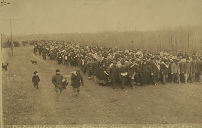 [ La longue marche des Doukhobors en 1902 en Saskatchewan, Thomas V. Simpson, UBC Special Collections 25-6 ]