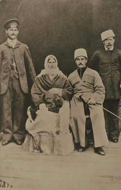 [ Peter Verigin avec sa s�ur et d�autres visiteurs en Sib�rie, Unknown, UBC Special Collections 27-6 ]