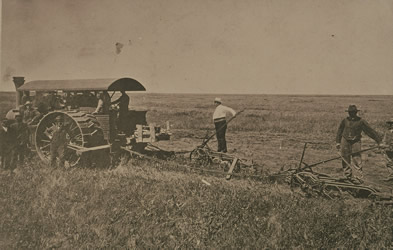 [ Peter Verigin derrire le premier tracteur  vapeur proprit de la communaut doukhobor, 1905 , Unknown, UBC Special Collections 27-18 ]