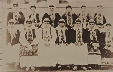 [ Un groupe de femmes doukhobors en Russie portant le costume traditionnel , 1898, , Koozma Tarasoff personal collection 802 ]