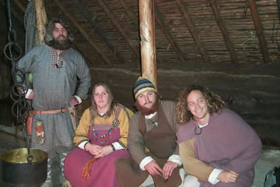 Acteurs de reconstitution interprtant des Vikings  l’intrieur de la rplique de la halle A.