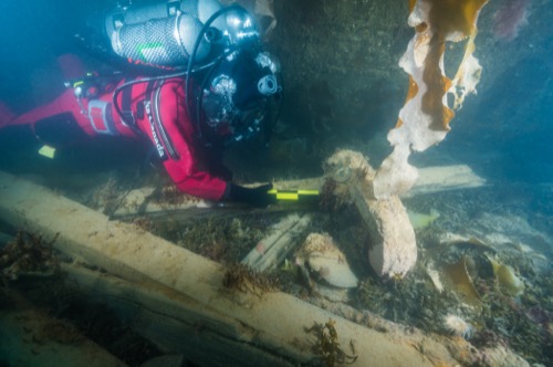 L’archéologue subaquatique examine les restes d’une couronne de mât tombée de l’épave Erebus