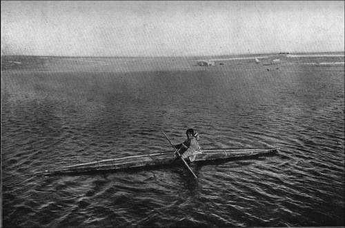 Un esquimau ichyuachtorvik dans son kayak