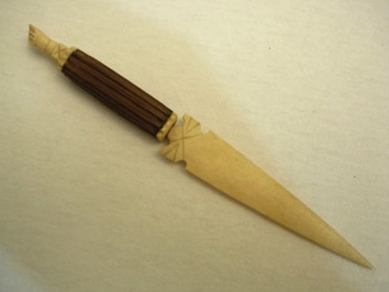Knife- muskox horn handle; bone blade