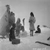 Groupe inuit à son campement sur la glace, Gjoa Haven, île du Roi-Guillaume, T.N.-O. [Nunavut]