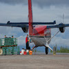 Chargement des avions Twin Otter à l’aéroport d’Inuvik