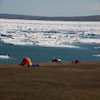 Le campement 2010 devant la baie Mercy recouverte de glace
