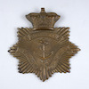 Plaque de shako (insigne de casquette d’un matelot de la Marine Royale) trouvée par le lieutenant William R. Hobson à un campement abandonné au cap Felix, île du Roi-Guillaume, le 25 mai 1859