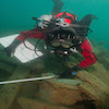 Un plongeur prend la position de la pompe Gossage en alliage de cuivre sur le HMS Investigator