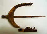 Morceaux de rouet attribué à Élisabeth Comeau, trouvés dans les murs de la maison de Dédier, 2002