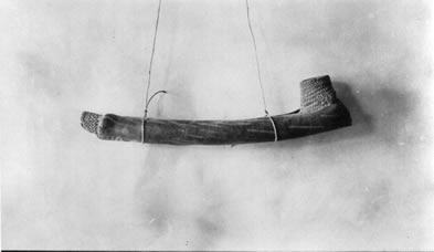 [ Une pipe qui aurait t fabrique par les Tsilhqot'in, Tuyau en corce de bouleau, le fourneau et l'embout faits de racines d'pinette tresses. Photographie montre avec la permission du Royal British Columbia Museum. , RBCM, RBCM PN 3565 ]