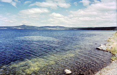 [ Le lac Puntzi, vue vers la ferme de Manning, John Lutz, Copyright Great Unsolved Canadian Mysteries Project  ]