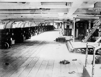 [ La batterie du HMS Sutlej, La batterie du HMS Sutlej qui a port assistance au gouverneur Seymour pendant la guerre chilcotine., Unknown, National Archives of Canada C033449 ]