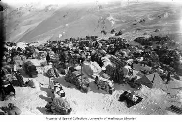 [ Piles of freight on the summit of Chilkoot Pass ]