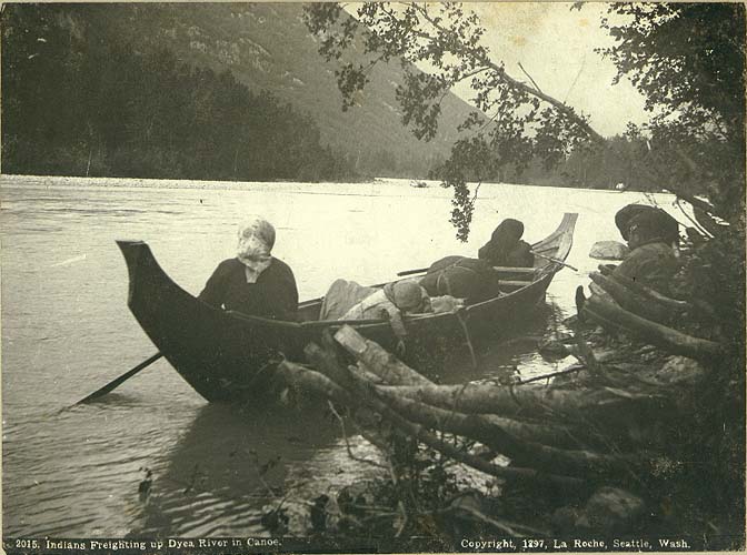[ Indiens transportant des marchandises en canot sur la rivi?re Dyea ]