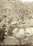Prospecteurs et porteurs indiens près du sommet du col Chilkoot 
