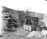 Mineurs devant la chaudière (la vapeur faisait fondre le pergélisol), mine Magaw and Andrews