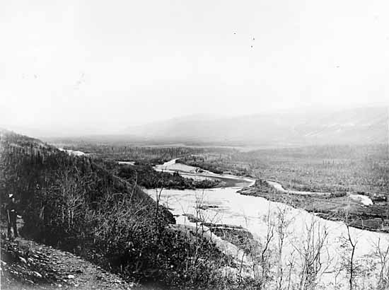 [ Panorama of the Klondike River near its junction with Bonanza Creek ]