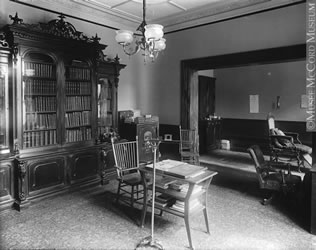 [ Le cabinet du Dr Buller, Montréal, QC, 1890 ]